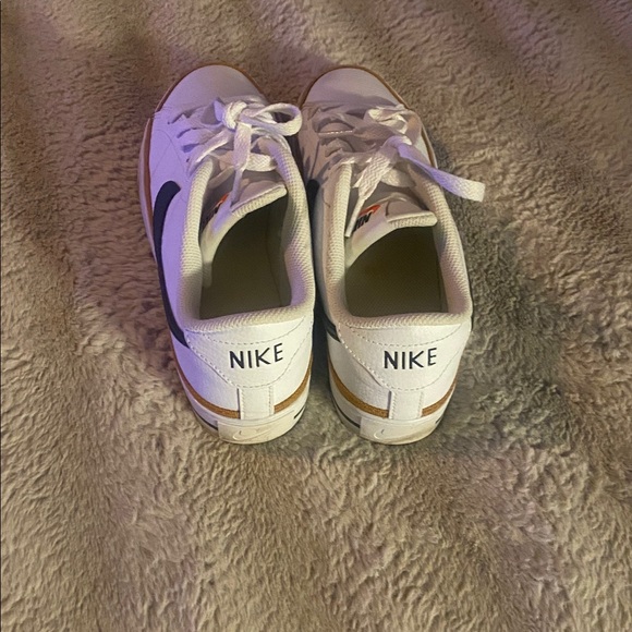 Nike White and Black Casual Shoes - Picture 3 of 6